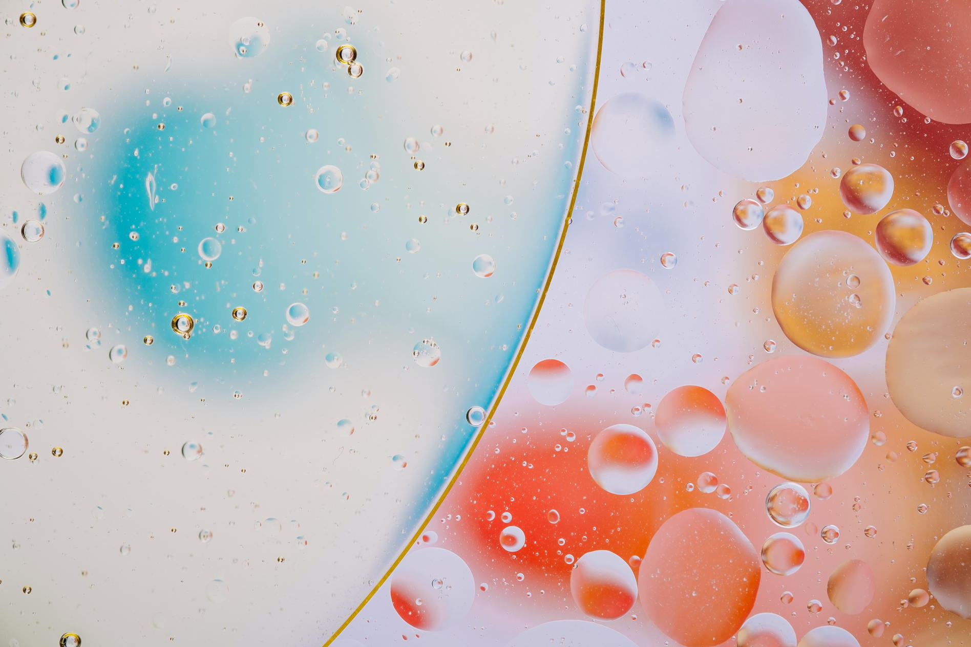 CBD aus der Nanotechnologie – maximale Bioverfügbarkeit durch moderne Wissenschaft Abstrakte Darstellung von bunten Öl- und Wasserblasen unter dem Mikroskop – Symbolbild für liposomale CBD-Technologie und Nanoemulsionen