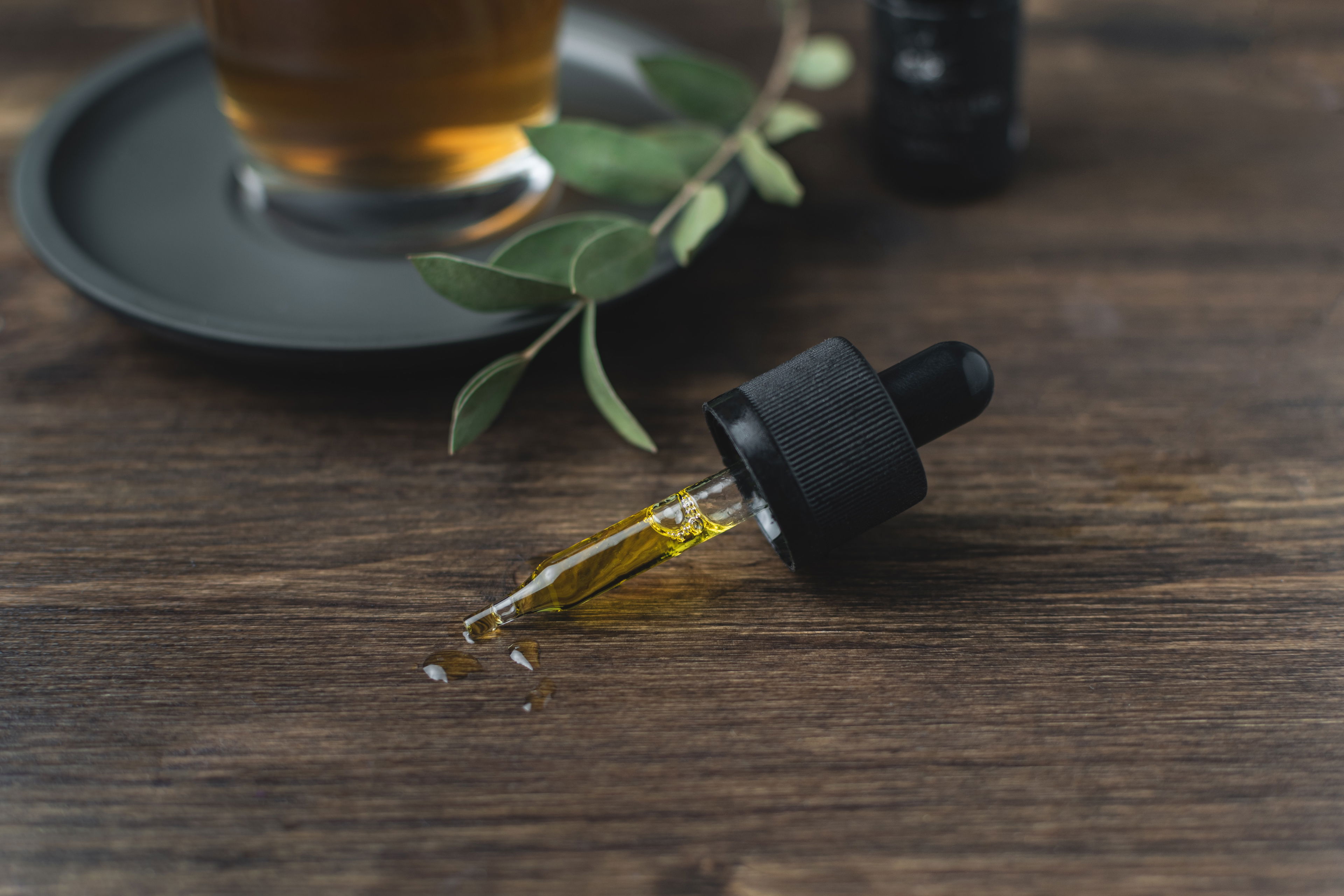 Hier ist eine Beschreibung für das Bild „achtsamkeit-und-cbd.jpg“, passend für Content über Entspannung, Naturheilkunde oder Lifestyle mit CBD: Pipette mit CBD-Öl auf Holzuntergrund – Symbol für natürliche Achtsamkeit und Anwendung pflanzlicher Mittel.