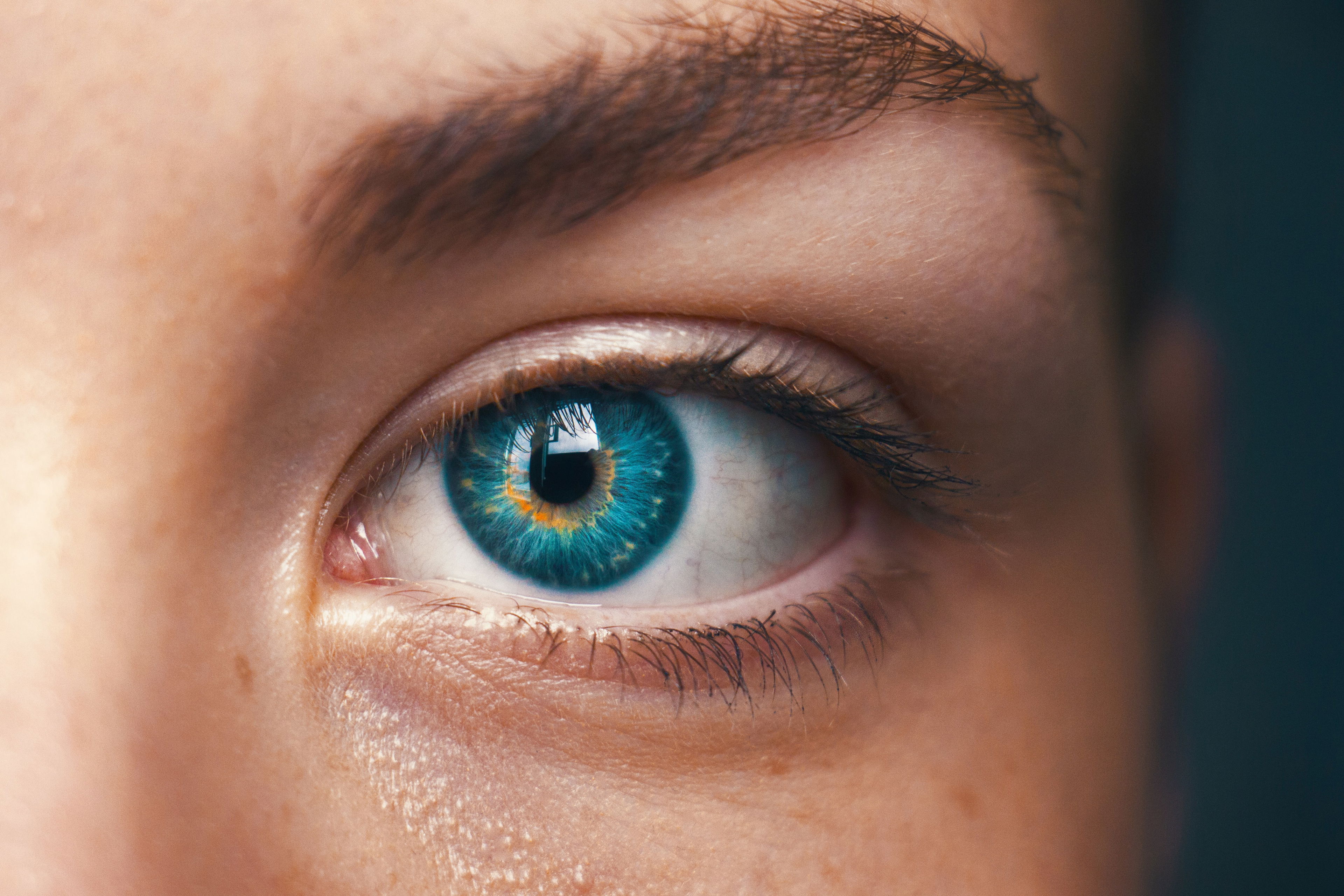 CBD bei Glaukom – Kann Cannabidiol den Augeninnendruck beeinflussen? Nahaufnahme eines blauen Auges – mögliche Anwendung von CBD bei Glaukom zur Senkung des Augeninnendrucks