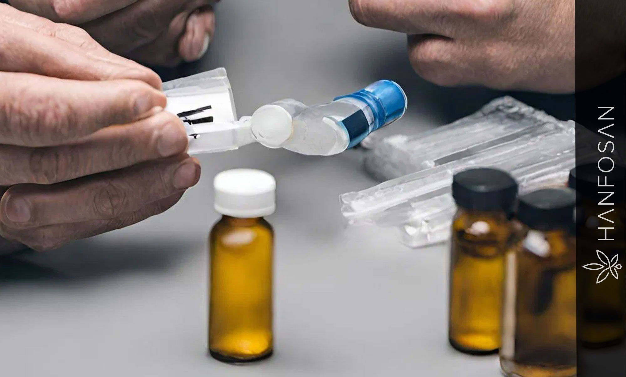 HHC und Drogentest – Nachweisbarkeit im Labor Laborsituation mit HHC-Proben und Drogentest-Set in Nahaufnahme